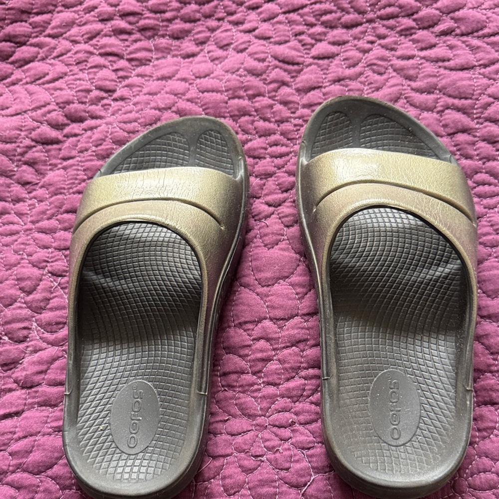 OOFOS Gold Women's Sandals